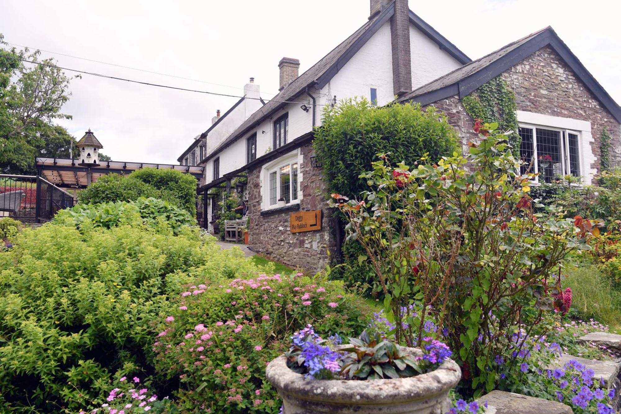 The Greyhound Inn And Hotel Usk Exterior foto