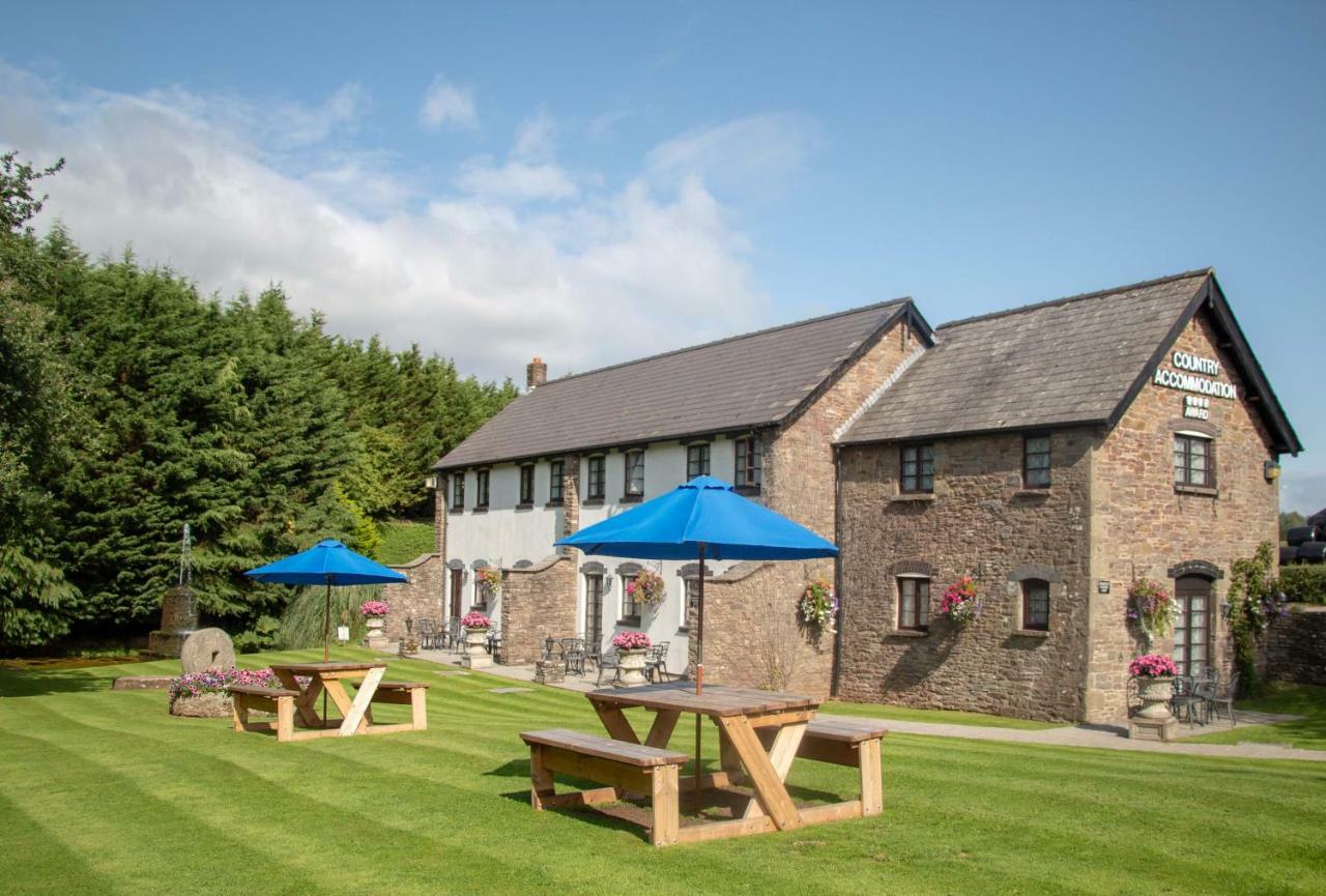 The Greyhound Inn And Hotel Usk Exterior foto