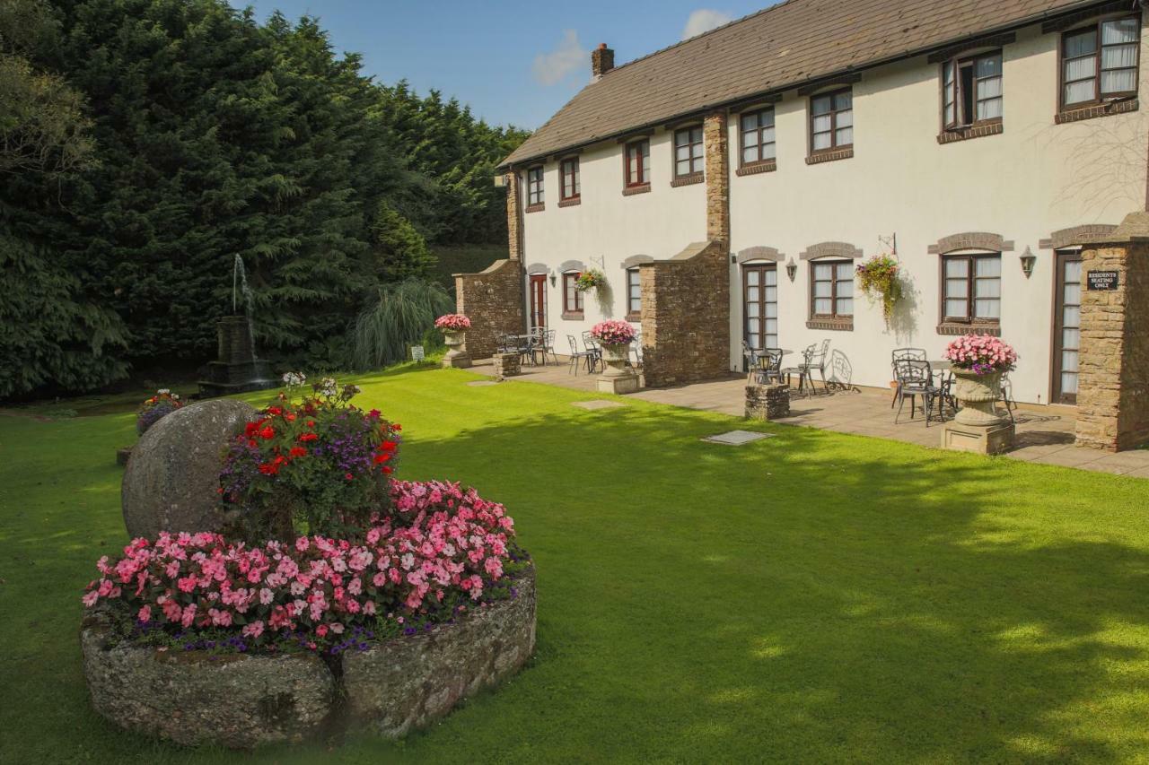 The Greyhound Inn And Hotel Usk Exterior foto