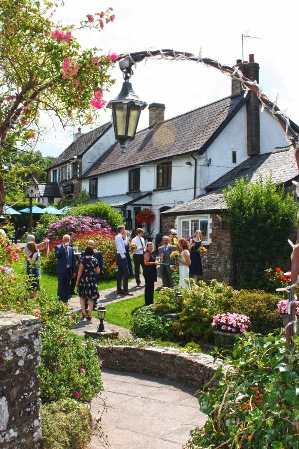 The Greyhound Inn And Hotel Usk Exterior foto